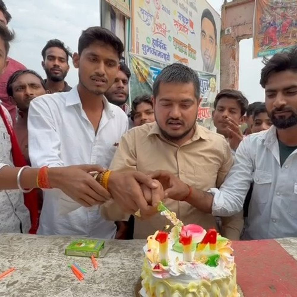 114 साल पुराने बिसुही पुल का 'हैप्पी डेथ डे':गोंडा में राष्ट्रीय छात्र पंचायत कार्यकर्ताओं ने काटा केक, 13 दिन से विरोध प्रदर्शन