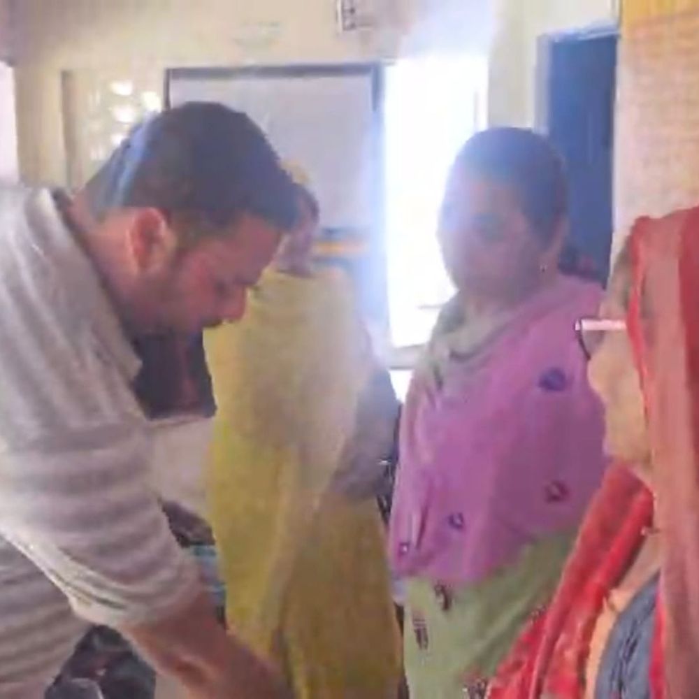 हमीरपुर प्राथमिक विद्यालय में बच्चों को मिला रहा सपरेटा दूध:वीडियो सामने आने पर अधिकारी ने दिए जांच के आदेश