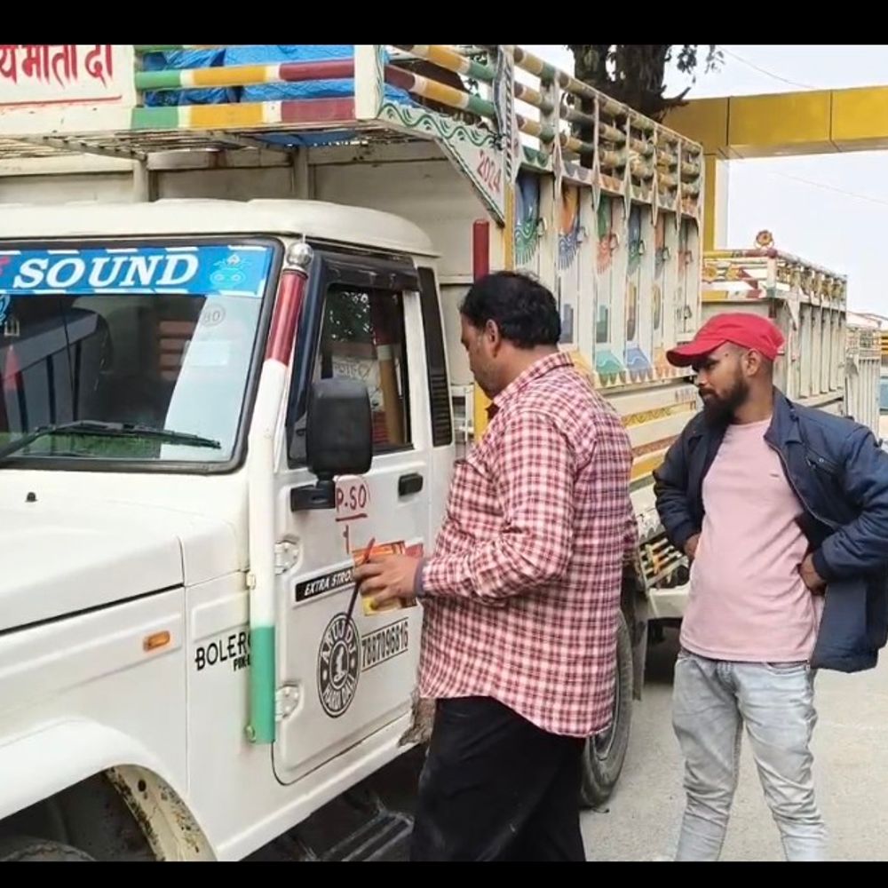 सोनौली पुलिस ने पिकअप वाहनों की नंबरिंग शुरू की:महराजगंज में गो तस्करी और अवैध गतिविधियों पर अंकुश लगाने का लक्ष्य