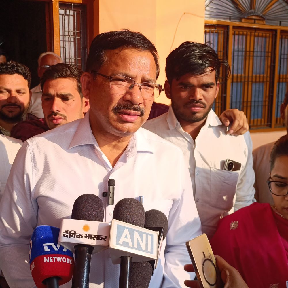 जालौन में डीएम ने किया नपा और ब्लॉक का निरीक्षण:हाउस टैक्स वसूली और निर्माण कार्यों में लापरवाही पर जताई नाराजगी