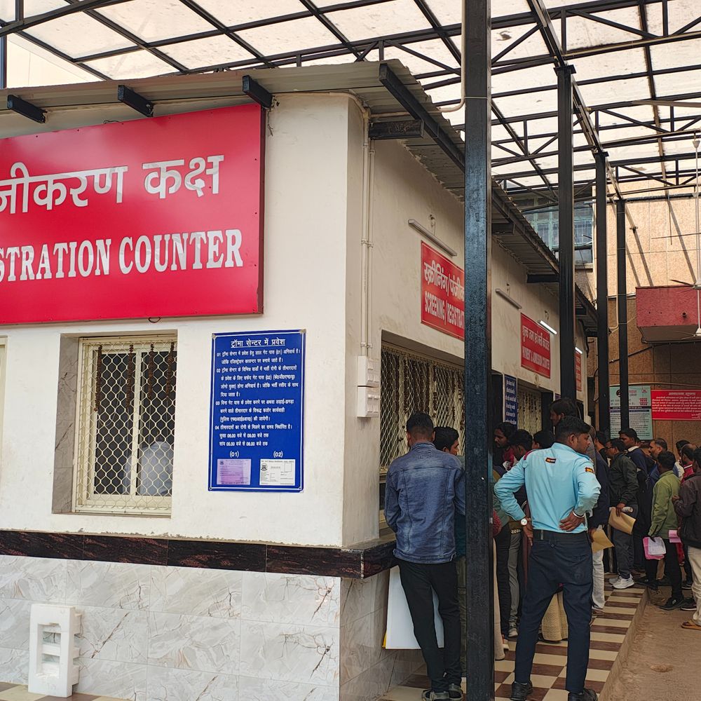 KGMU में फिर CT स्कैन मशीन खराब:हेड इंजरी और ब्रेन स्ट्रोक के मरीजों के इलाज में देरी, हरदिन 400 मरीज आते हैं