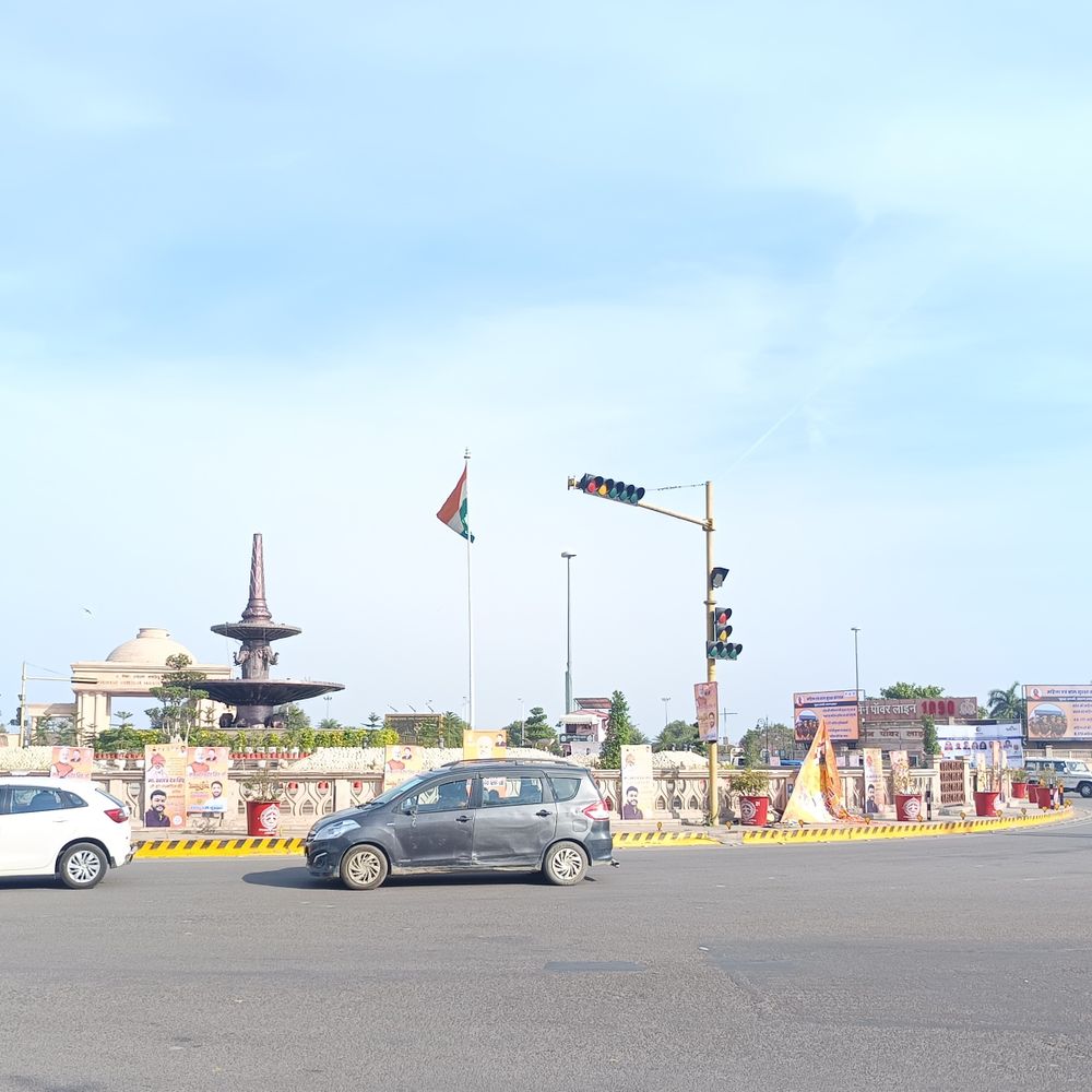 लखनऊ में सुबह से धूप-छांव का दौर:साइक्लोनिक सर्कुलेशन के असर से लखनऊ के आसपास बारिश की संभावना,अब पारे में होगी गिरावट