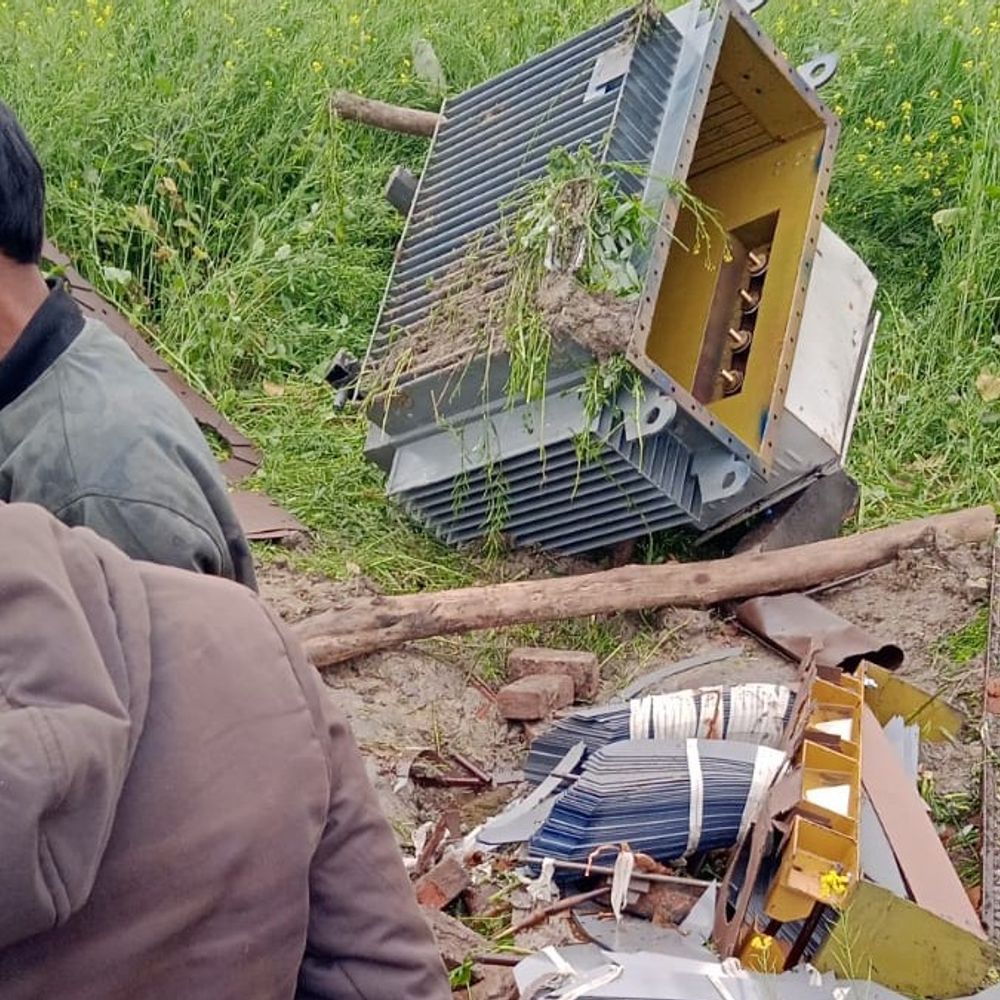 लखनऊ के चिनहट में ट्रांसफार्मर चोरी:200 घरों की बिजली 12 घंटे से बाधित, 400 किलो तेल और तांबा