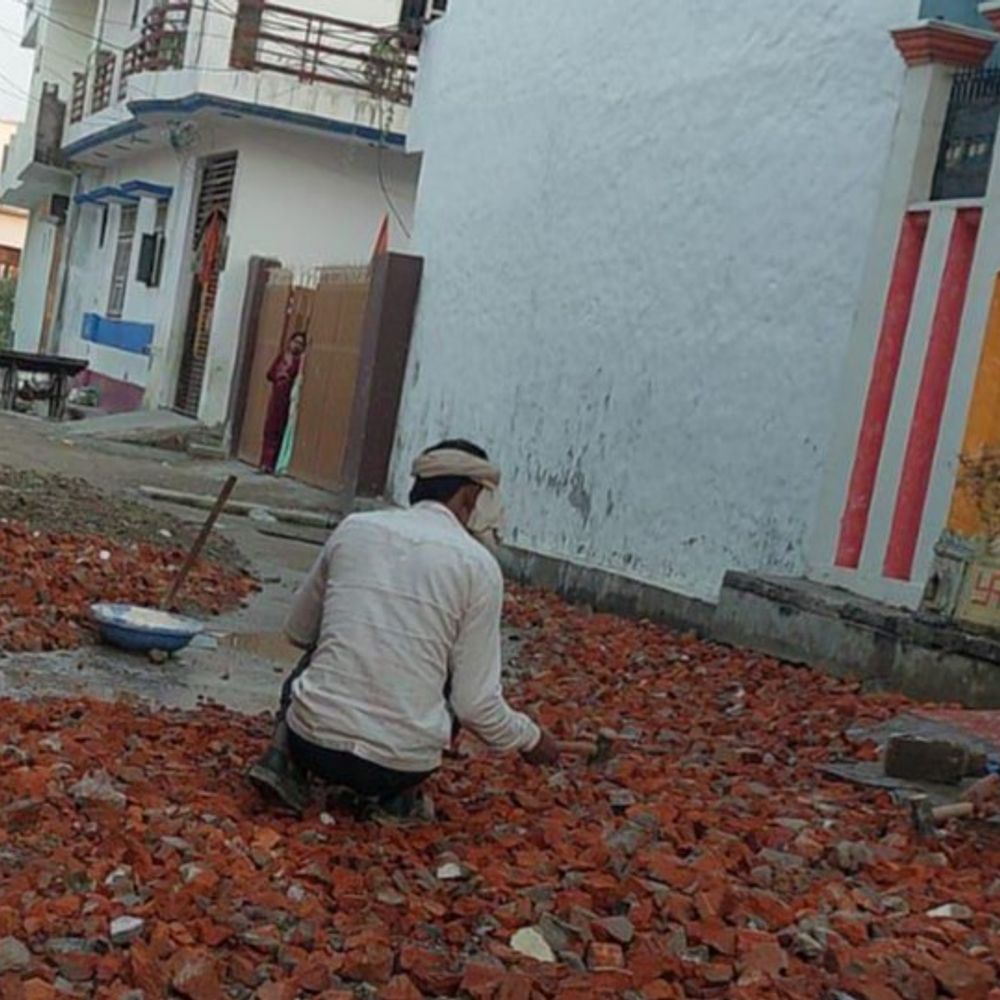 लखनऊ में लोग खुद बनवा रहे सड़क:नगर निगम से शिकायत के बाद नहीं हुआ एक्शन तो खुद लोगों ने लगाया चंदा