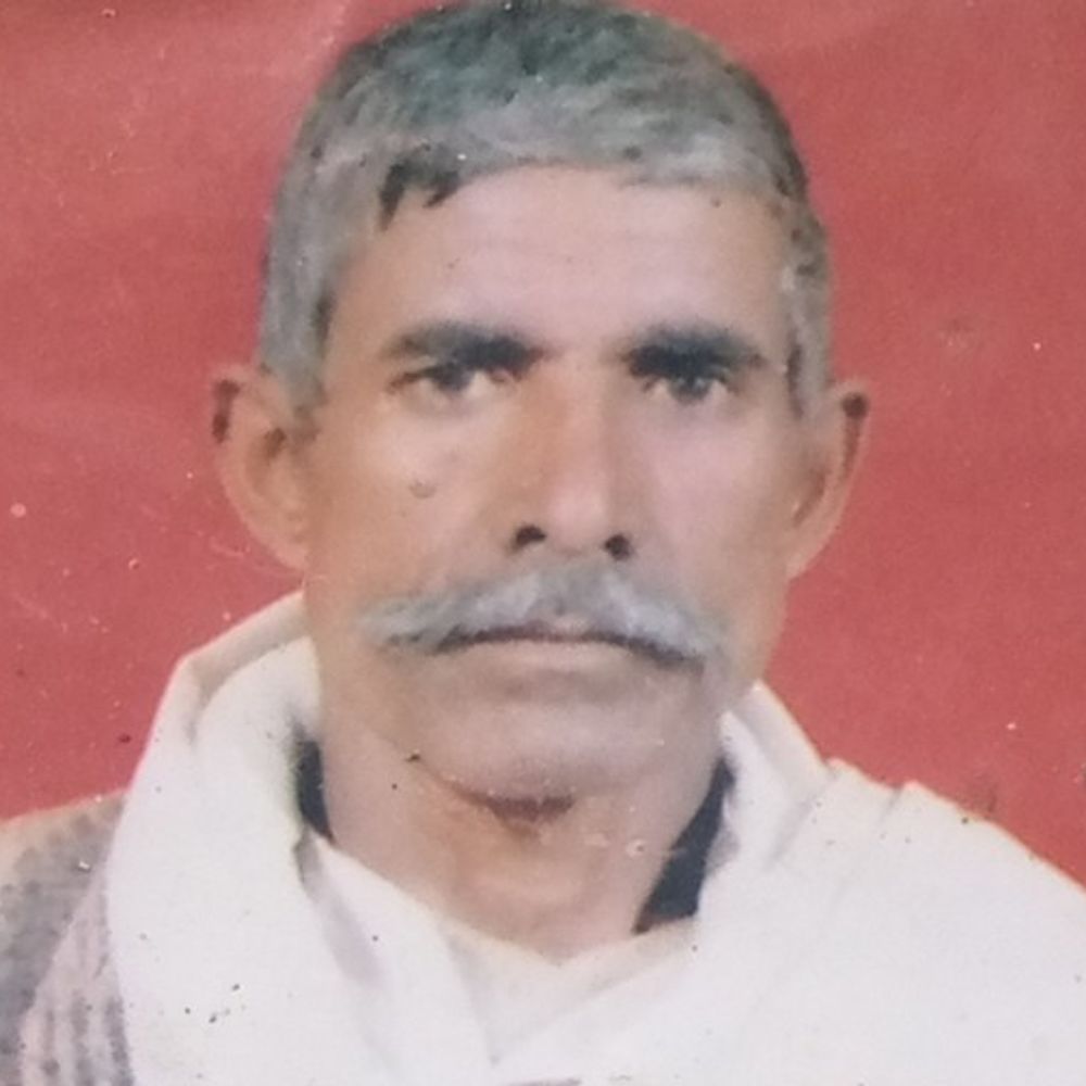 बरेली में सांड का तांडव:किसान को पटक-पटक कर मार डाला, बचाने दौड़े चार ग्रामीणों को भी सींगों से किया लहुलुहान