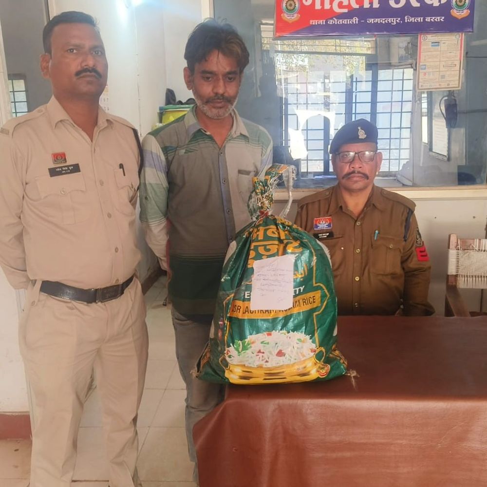 गांजा की तस्करी करते युवक गिरफ्तार:  प्लास्टिक की बोरी में लेकर खड़ा था गांजा, मुखबिर की सूचना पर पहुंची पुलिस ने पकड़ा – Jagdalpur News