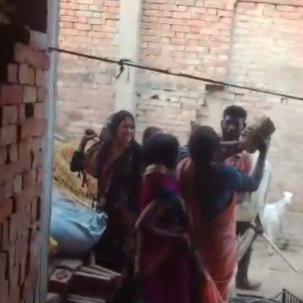 साढ़ में दो पक्षों में जमकर चले लाठी-डंडे:वीडियो हुआ वायरल, एक पक्ष ने थाने पहुंचकर दी तहरीर