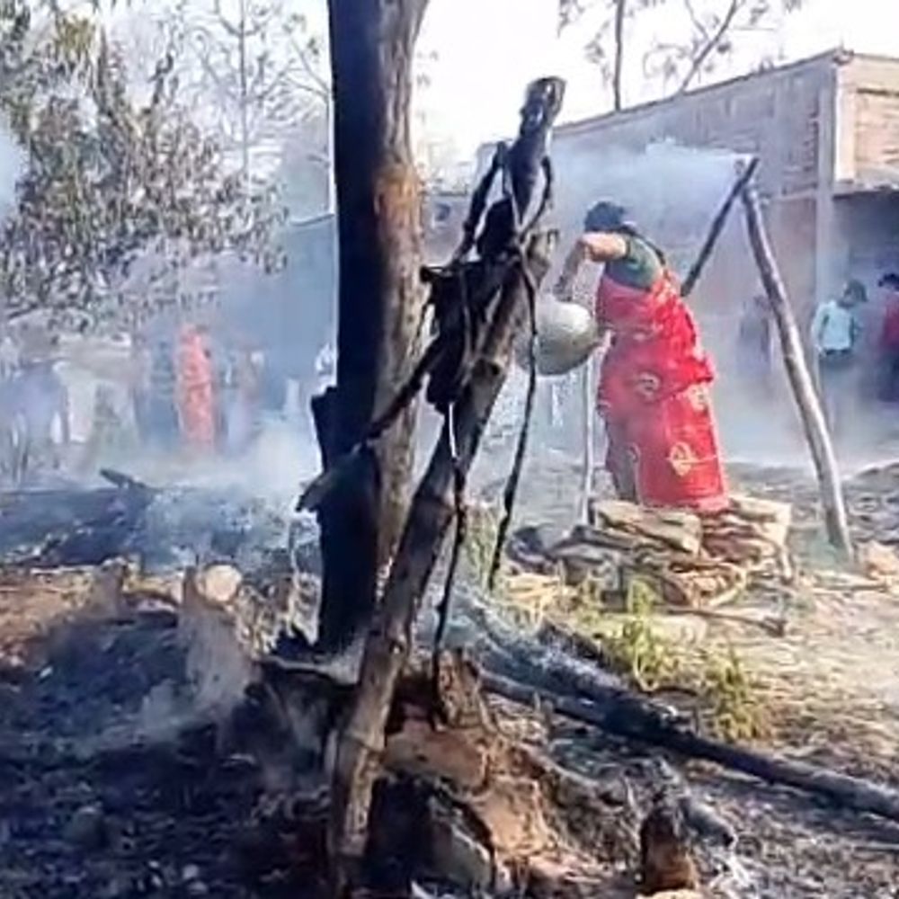 सीतापुर में आग से 5 किसानों के घर जलकर राख:घरेलू सामान भी जला, आग बुझाते समय दो महिलाएं झुलसीं, ग्रामीणों ने बुझाई आग