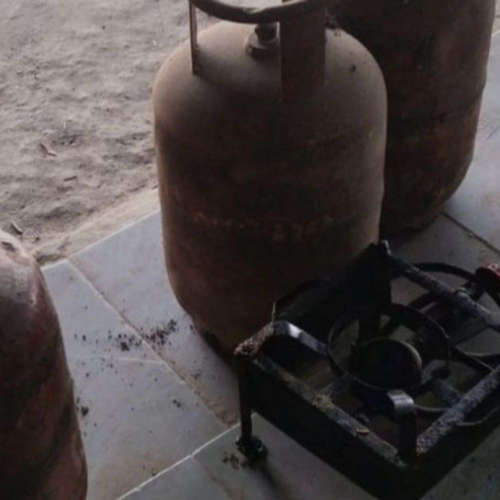सोजत में गैस सिलेंडर रिफिलिंग का अवैध धंधा पकड़ा:  सांडिया में होटल पर घरेलू गैस सिलेंडर को दुरुपयोग पकड़ा – Pali (Marwar) News