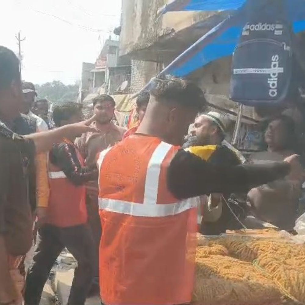 अतिक्रमण पर चला बुलडोजर, दुकानदारों ने खुद हटाया कब्जा:मुख्य चौराहे और प्रमुख मार्ग अतिक्रमण मुक्त कराए गए