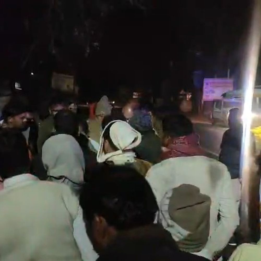 सीतापुर में पिकअप की टक्कर से महिला की मौत:ससुर-दामाद गंभीर रूप से घायल, लखनऊ ट्रामा सेंटर रेफर; पिकअप चालक फरार