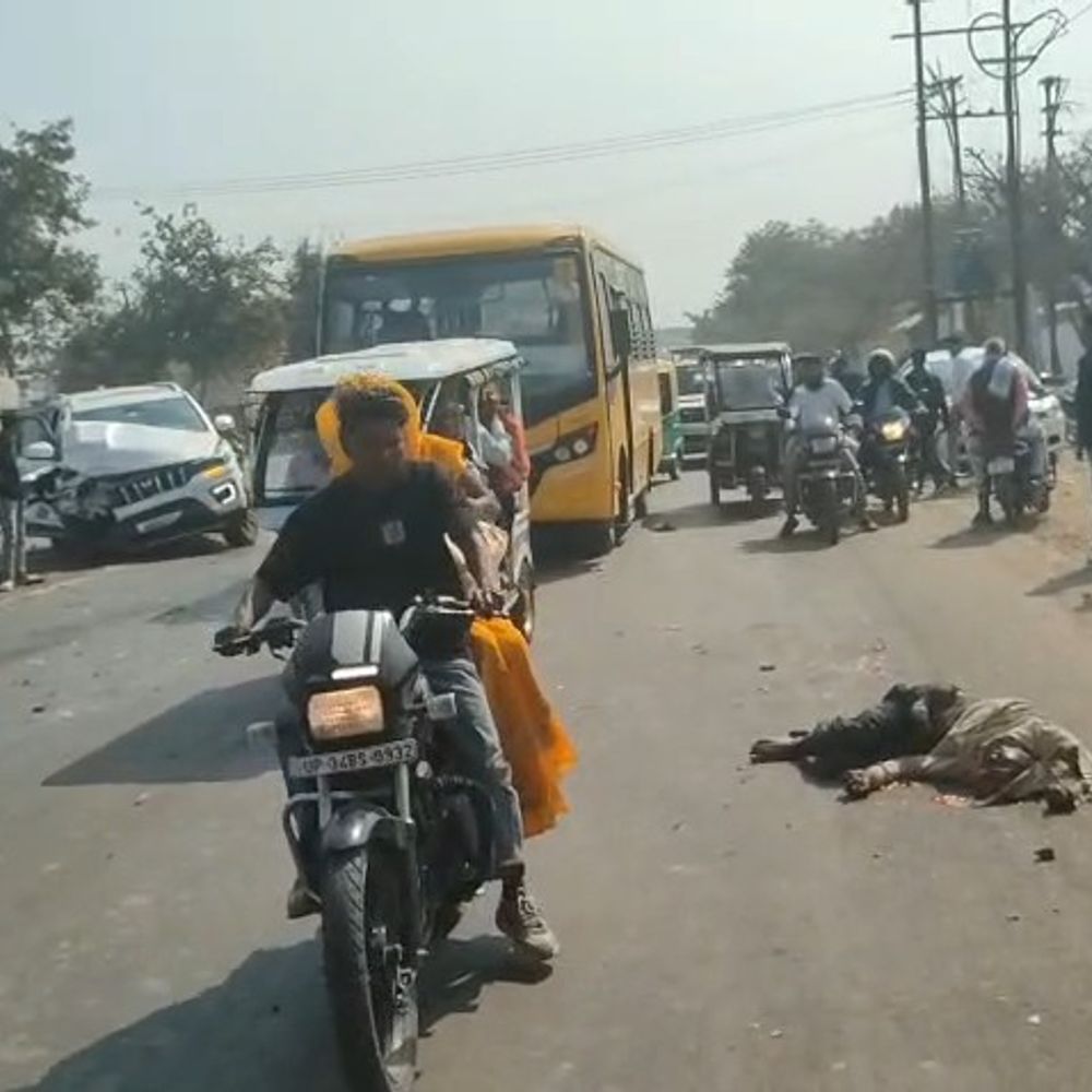 सीतापुर में सड़क हादसे में राहगीर की मौत:स्कॉर्पियो की टक्कर के बाद बस ने रौंदा, दोनों वाहन जब्त