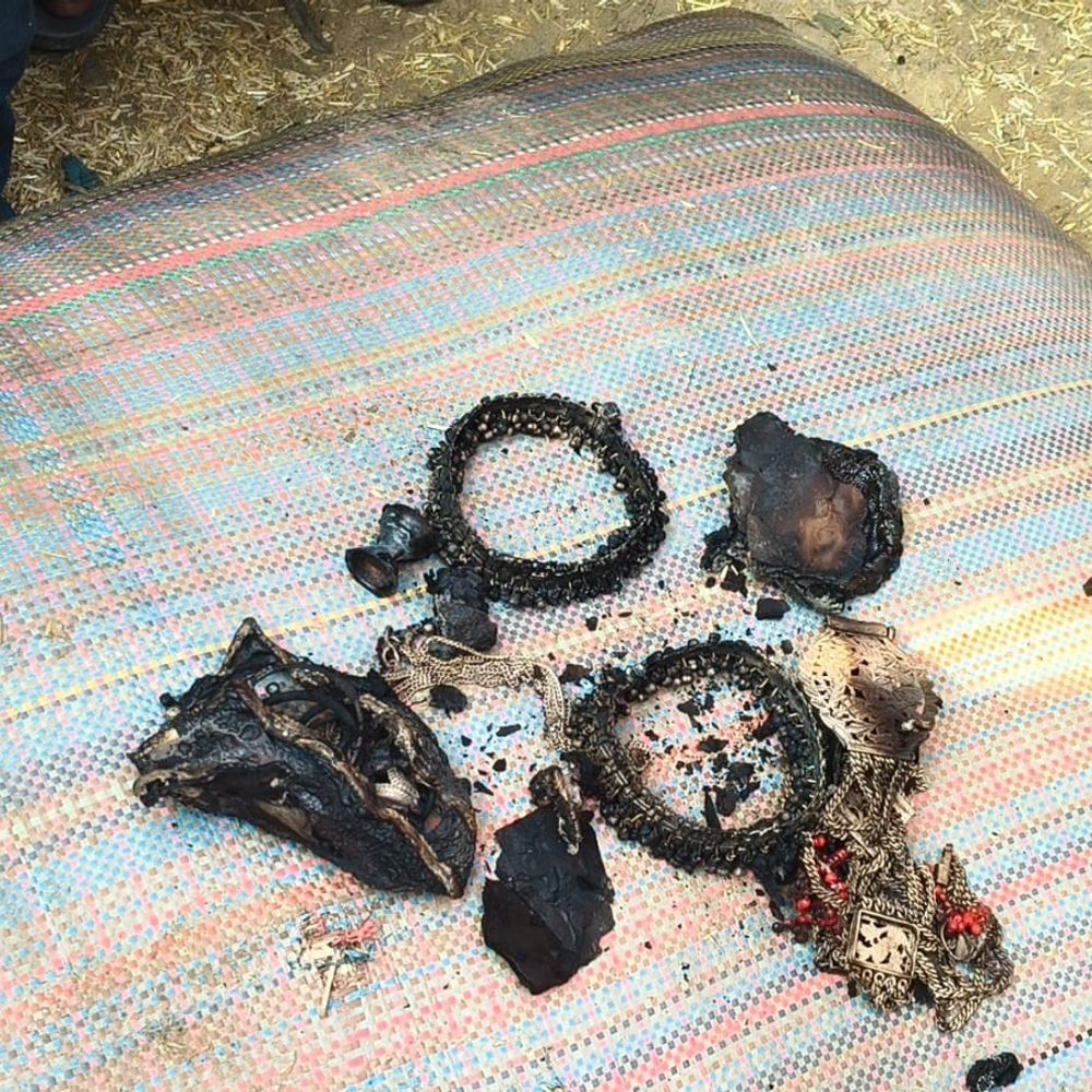 एचटी लाइन छूने से 4 घरों में आग, दो झुलसे:हाई वोल्टेज करंट से घरों का सामान जला, लेखपाल ने नुकसान की रिपोर्ट बनाई