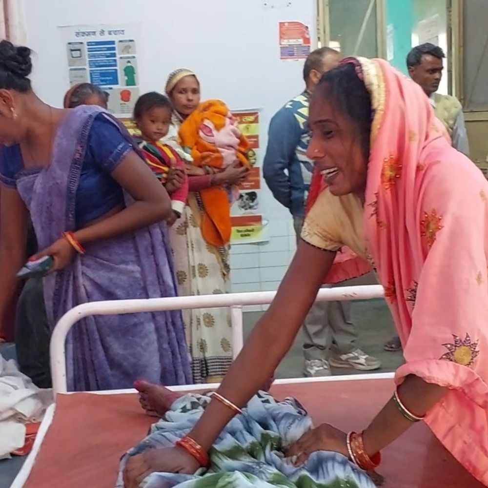 बिलसंडा में बुजुर्ग महिला की ट्रैक्टर ट्रॉली से कुचलकर मौत:पुलिस ने ट्रैक्टर ट्रॉली जब्त कर चालक को हिरासत में लिया