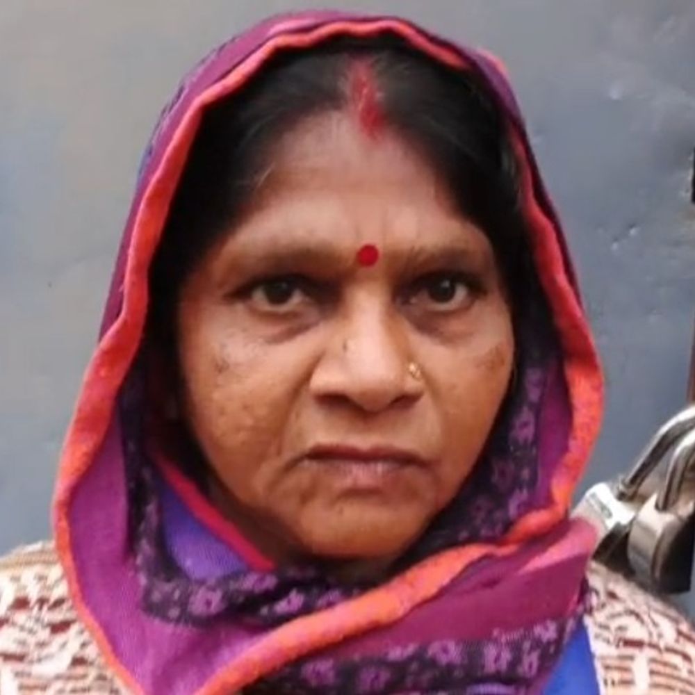 हापुड़ में महिला से दिनदहाड़े ठगी:मार्केट जाते समय महिला और पुरुष ने रोका, बातों में फंसाकर 8 ग्राम सोने के कुंडल उतरवाए