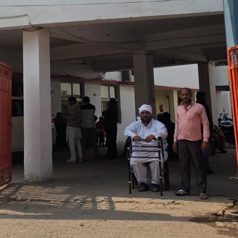 सरूरपुर कला में रंगदारी न देने पर मारपीट:ट्रैक्टर चालक पर हमला, एसपी से कार्रवाई की गुहार