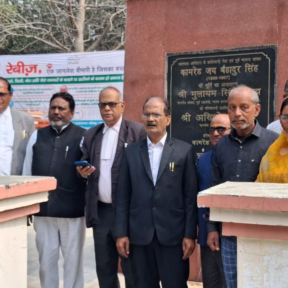 मऊ में कांग्रेस कार्यकर्ताओं का प्रदर्शन:जिला कलेक्ट्रेट परिसर में सरकार के खिलाफ नारेबाजी