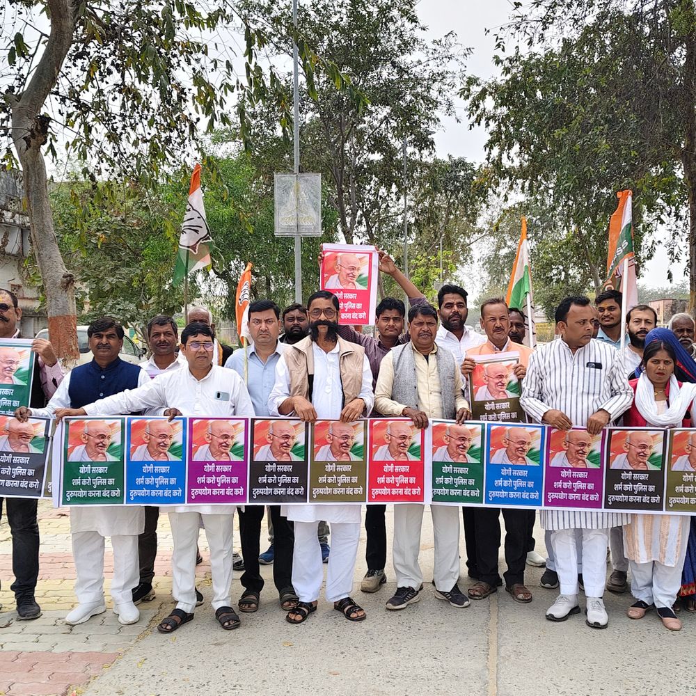 लखनऊ लाठीचार्ज का विरोध:कौशांबी में कांग्रेस का प्रदर्शन, राज्यपाल को ज्ञापन सौंपा