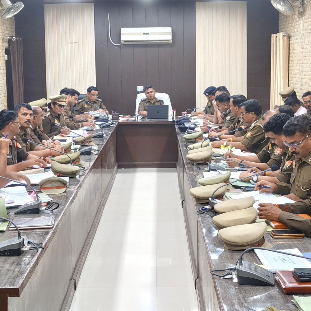 गाजीपुर एसपी ने की अपराध समीक्षा बैठक:टॉप-10 अपराधियों और माफियाओं पर सख्त कार्रवाई के निर्देश