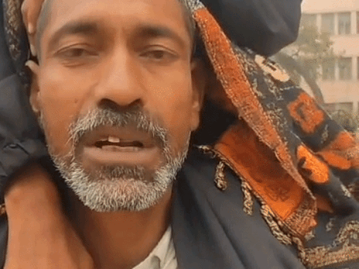 नहीं मिला स्ट्रेचर, कंधे पर बेटी को लेकर पहुंचा पिता:  एसएन का है वायरल वीडियो, कॉलेज प्रशासन बोला गलत तरीके से बनाया गया – Agra News