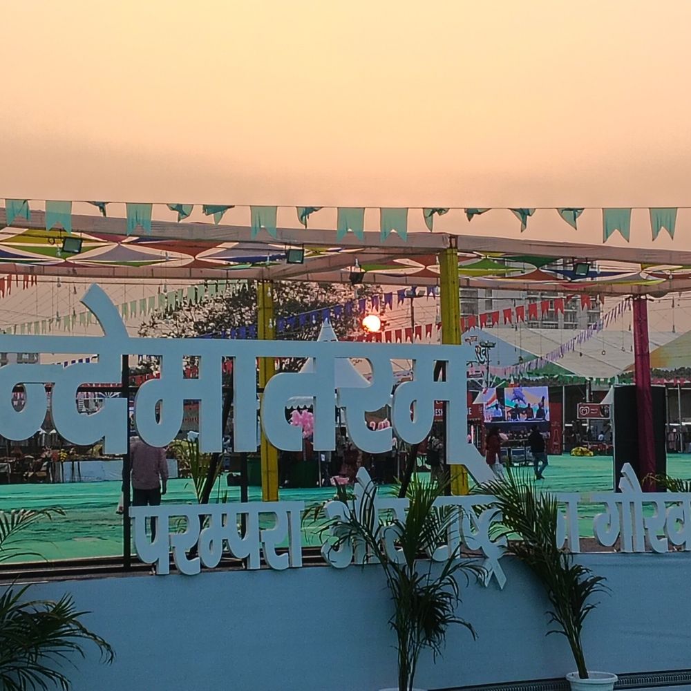 खाली कुर्सियों के बीच सजी कवि सम्मेलन-मुशायरे की शाम:ताज महोत्सव के दूसरे दिन स्टॉल्स पर सीमित रही पर्यटकों की संख्या, दुकानदार बोले अच्छे व्यापार की है उम्मीद