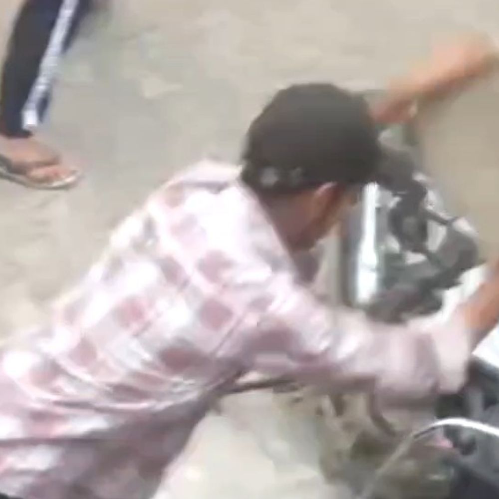 फर्रुखाबाद में कूड़ा विवाद, दो पक्षों में मारपीट:बाइक तोड़ी, वीडियो आया सामने; पुलिस ने दर्ज किया मुकदमा