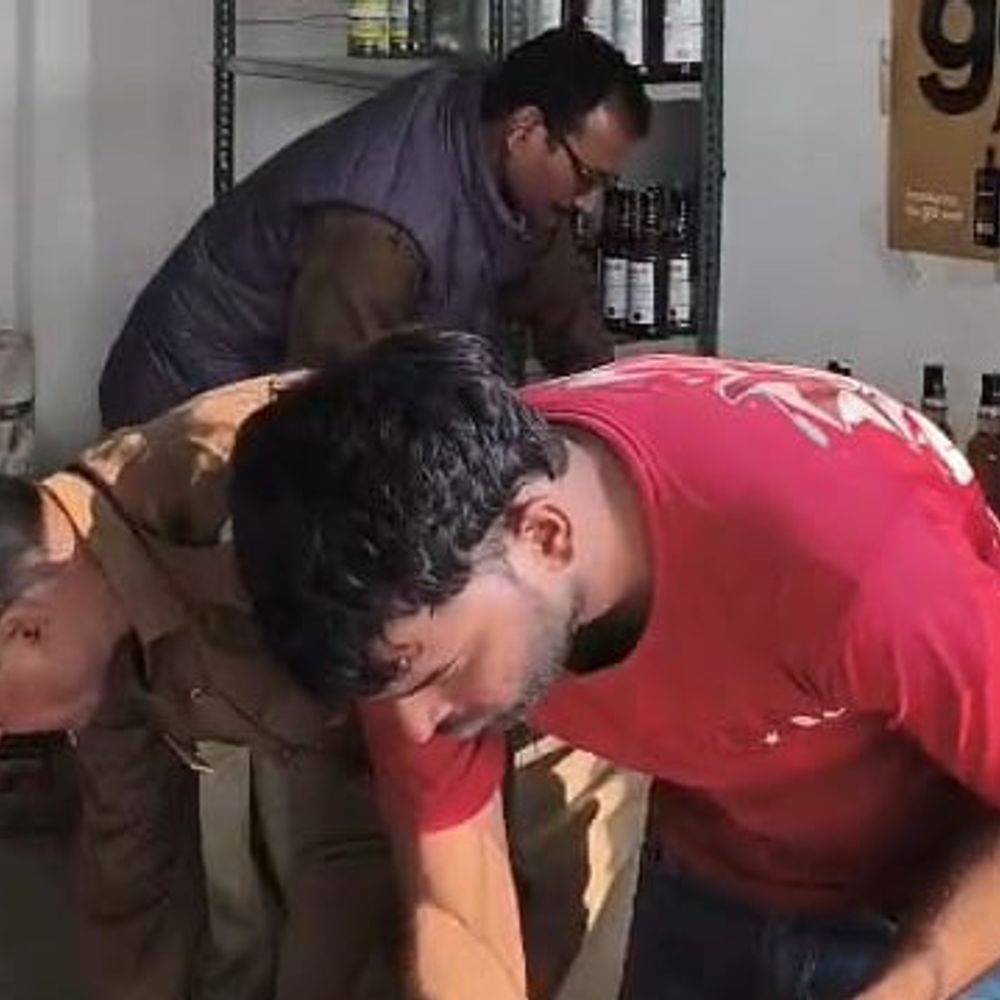 चंदौली में लाइसेंसी शराब दुकान पर मिलावट का खुलासा:आबकारी टीम ने खाली बोतल, रैपर, केमिकल किए बरामद, दुकान सील