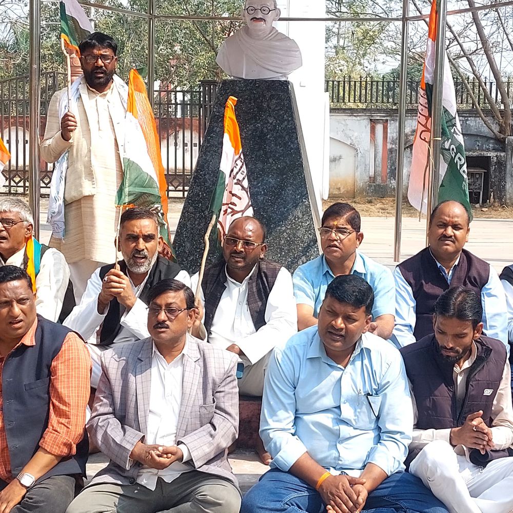 कांग्रेस कार्यकर्ताओं ने राज्यपाल के नाम डीएम को सौंपा ज्ञापन:लखनऊ में हुए लाठी चार्ज पर कार्रवाई की मांग, गांधी प्रतिमा पर बैठकर जताया विरोध