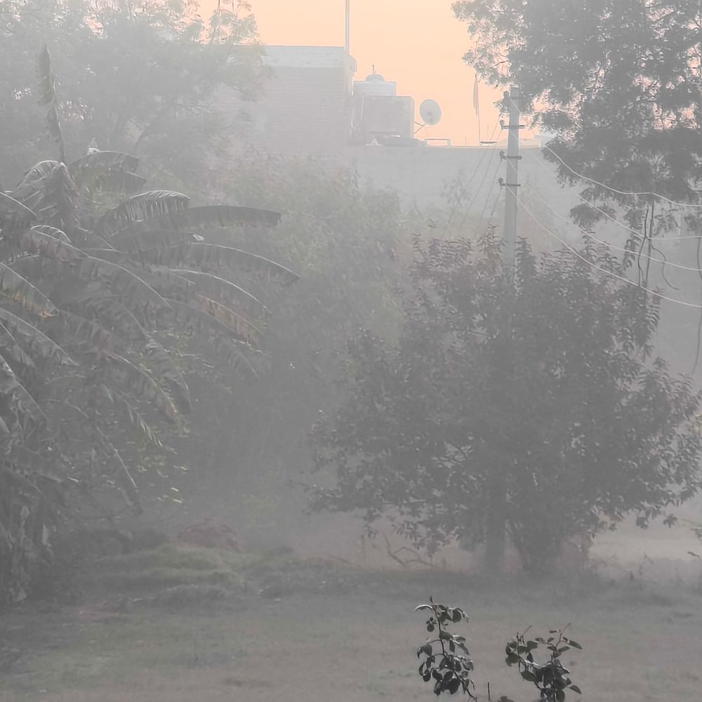 मथुरा में मौसम का मिजाज बदला:हल्की बूंदाबांदी से बढ़ी ठंड, तापमान में गिरावट