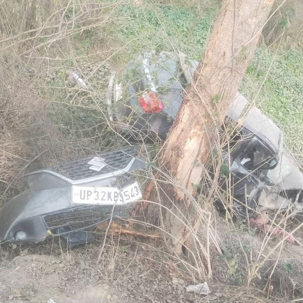 अमेठी में कार-बाइक टक्कर, छह लोग घायल:एक गंभीर हालत में ट्रामा सेंटर रेफर, गड्‌ढे में पलट गई कार