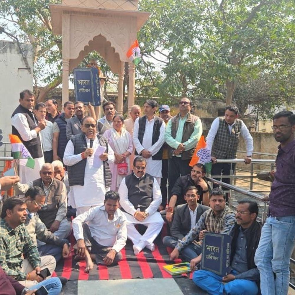 लखनऊ लाठीचार्ज के विरोध में कांग्रेस का धरना:हापुड़ में कांग्रेसियों ने योगी सरकार के खिलाफ प्रदर्शन किया