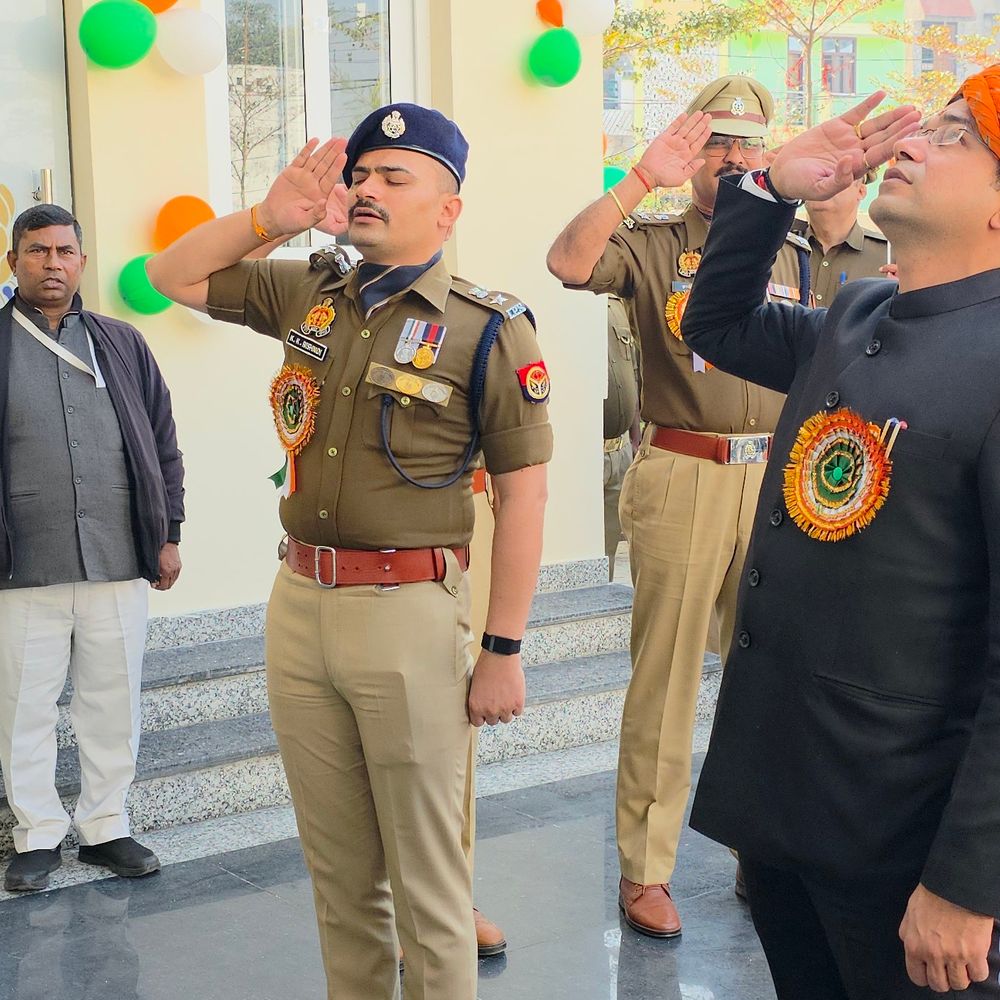 संभल में एक दरोगा, 38 कांस्टेबल लाइन हाजिर:तीन दिन पहले पूरी SOG टीम हुई थी सस्पेंड, बोबिंद्र कुमार नए प्रभारी