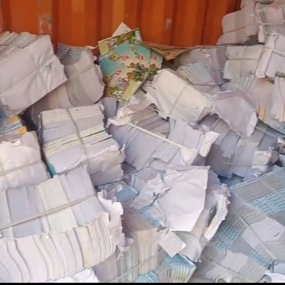 ट्रक में सरकारी किताबों के मिलने का मामला:कबाड़ी-ट्रक चालक की तलाश में जुटी पुलिस, शिक्षा विभाग कर रहा जांच