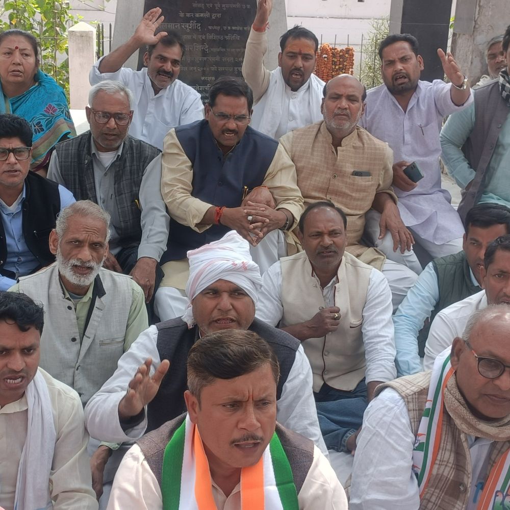 चंदौली में कांग्रेस का धरना:मनरेगा कानून में बदलाव और कार्यकर्ताओं के उत्पीड़न के विरोध में