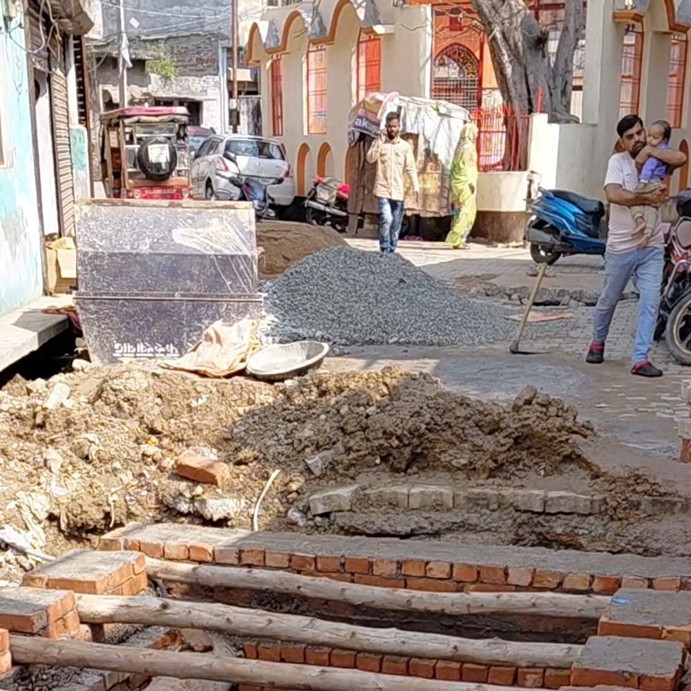 फर्रुखाबाद में नाले का निर्माण शुरू:खुदाई के बाद खुला पड़ा था भूमिगत नाला, राहगीर गिरकर हो थे चोटिल