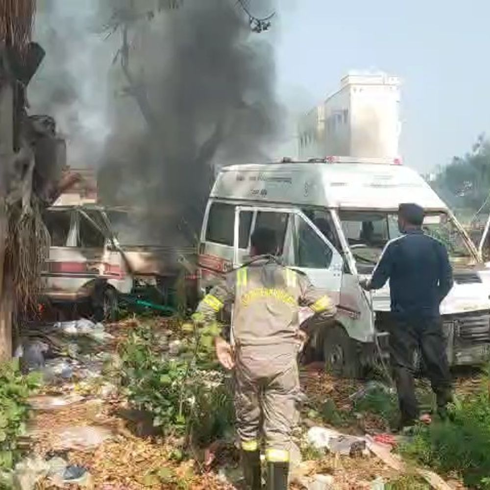 CHC के पीछे कूड़े में लगी आग, VIDEO:एम्बुलेंस जली, दमकल ने काबू पाया, शरारती तत्वों के धूम्रपान से आग की आशंका
