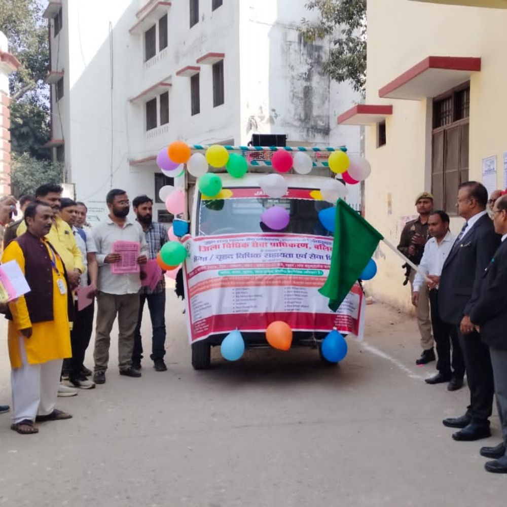 विधिक सेवा प्राधिकरण का जागरूकता अभियान:न्यायाधीश ने प्रचार वाहन को हरी झंडी दिखाई, तहसीलों में देगा जानकारी