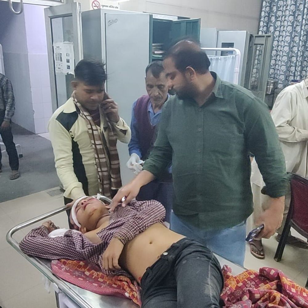 सिसाना में खड़े डीजे बोलेरो को ट्रक ने मारी टक्कर:13 वर्षीय बच्चा गंभीर घायल, मेरठ रेफर किया गया