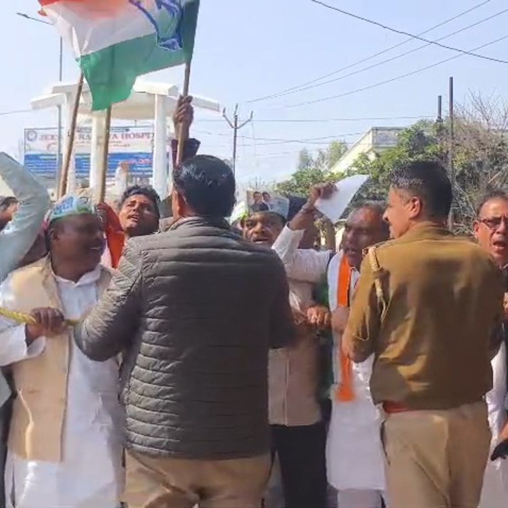 लखनऊ में लाठीचार्ज के विरोध में कांग्रेस का सत्याग्रह:अमरोहा में कार्यकर्ताओं ने धरना दिया, भाजपा को तानाशाह बताया