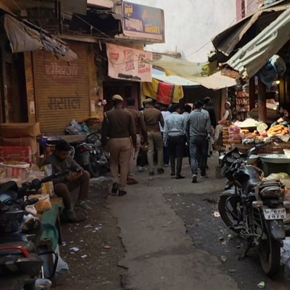 एटा में 8 बाल श्रमिक मुक्त कराए:एंटी ह्यूमन ट्रैफिकिंग टीम ने ऑपरेशन रक्षा चलाकर प्रतिष्ठानों पर छापा मारकर पकड़ा