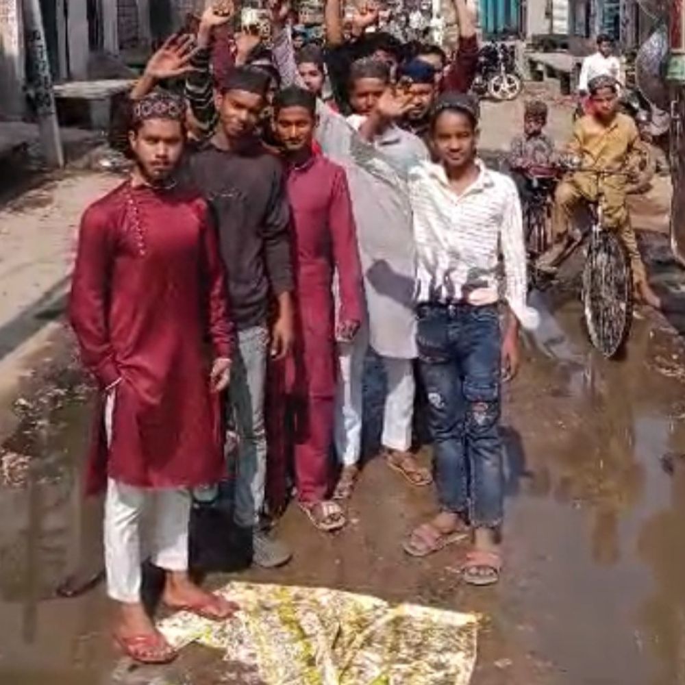 बदायूं में जलभराव से रोजेदारों को परेशानी:गंदे पानी से गुजरना पड़ रहा, नगर पालिका की अनदेखी पर सीएम से शिकायत