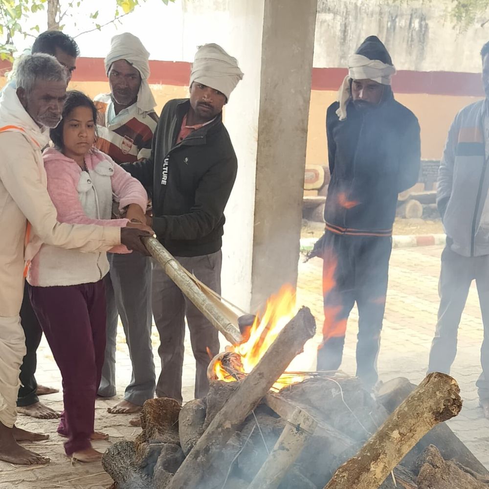 ललितपुर में बेटी ने पिता को दी मुखाग्नि:बेटा नहीं था, सिर्फ दो बेटियां; बड़ी बेटी की शादी हो चुकी है