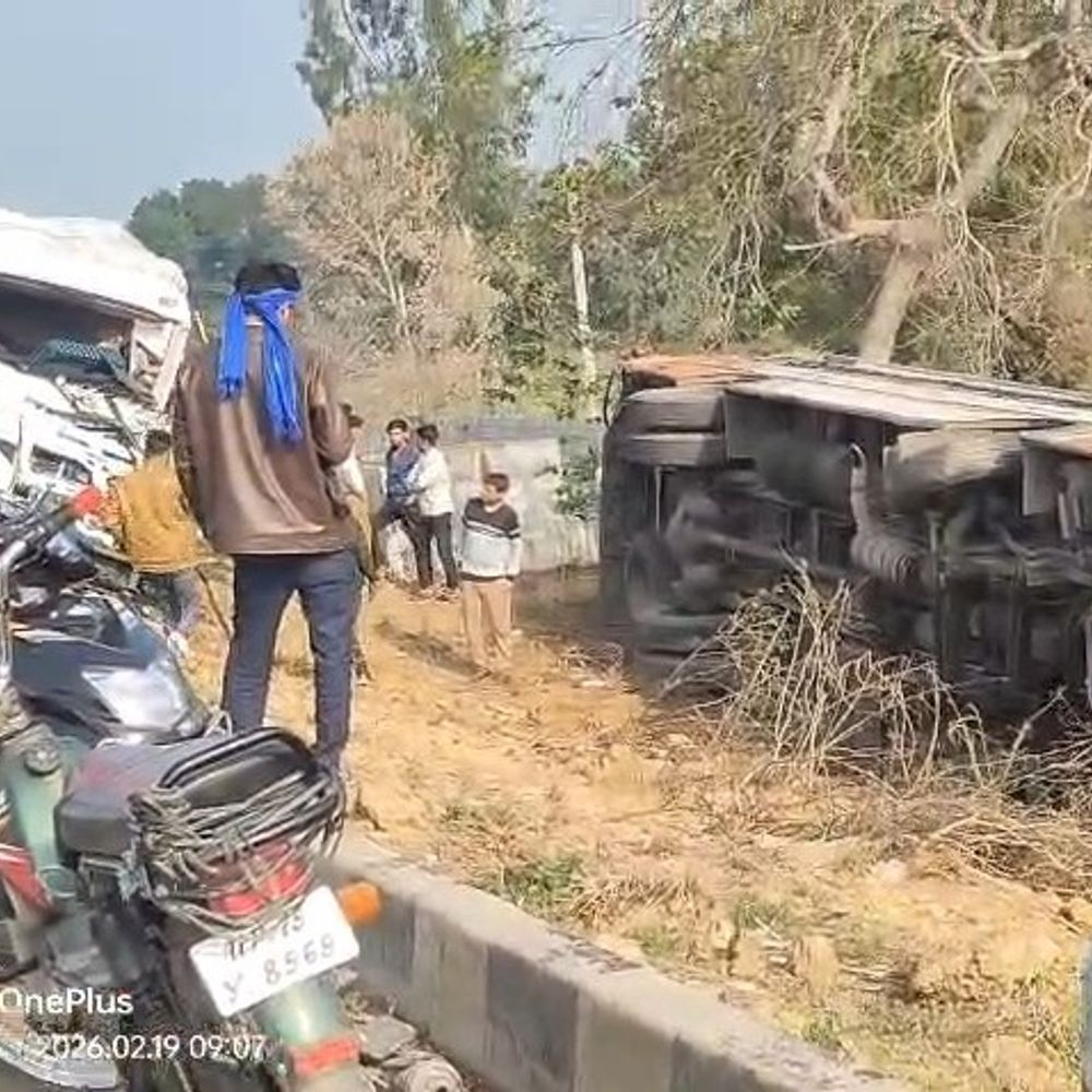 इटावा में खड़ी रोडवेज बस को ट्रेलर ने मारी टक्कर:20 फीट गहरी खाई में पलटी, एक यात्री घायल