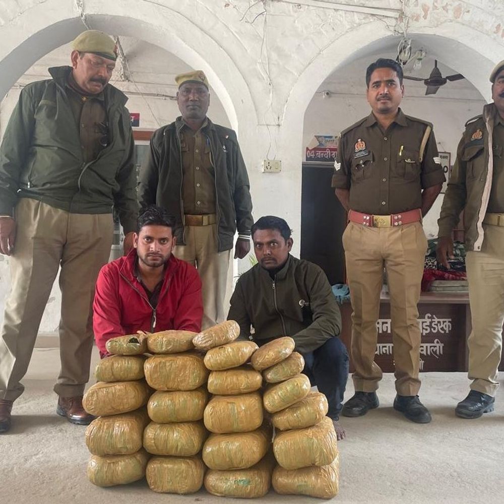 चंदौली में 32 किलो गांजा जब्त:दो तस्कर गिरफ्तार, ओडिशा से बिहार ले जा रहे थे