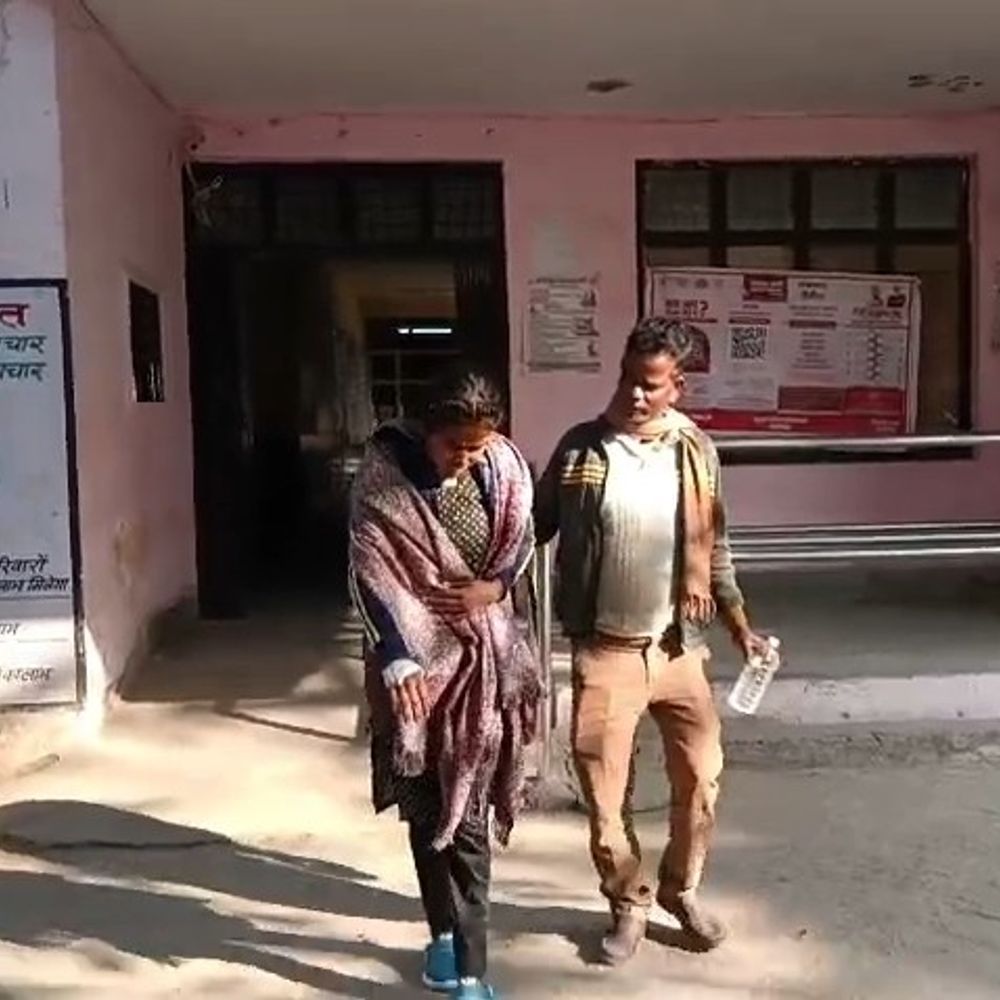 पीलीभीत में बंदरों के हमले में छत से गिरी छात्रा:गंभीर रूप से घायल होने के बावजूद दी बोर्ड परीक्षा