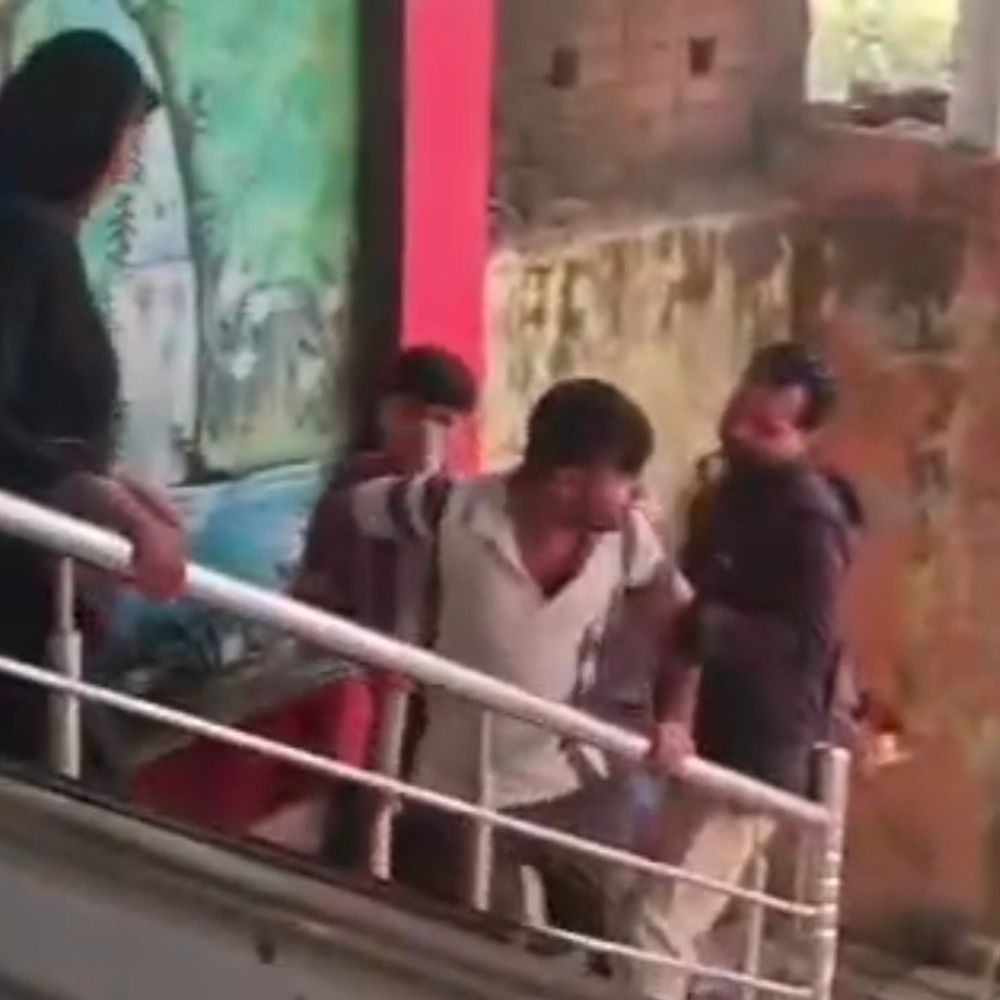 बकाया फीस मांगने पर स्कूल संचालक से मारपीट:प्रतापगढ़ में सोने की चेन छीनी, 55 हजार रुपए लूटे; वीडियो आया सामने