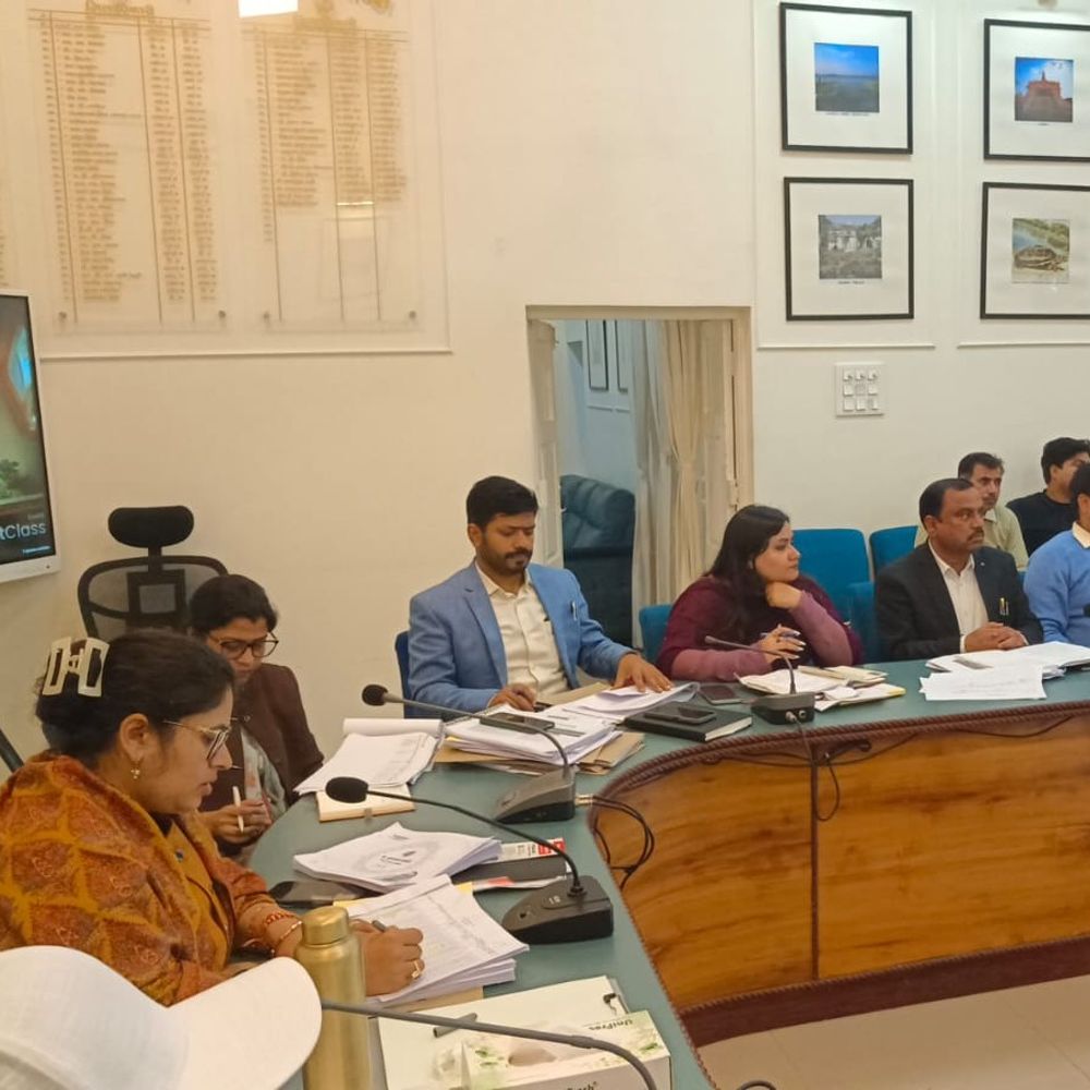 गोंडा डीएम की कर-करेत्तर राजस्व वसूली बैठक में बड़ी कार्रवाई:जिला आबकारी अधिकारी को शोकॉज नोटिस जारी, प्रगति न मिलने पर लगाई फटकार