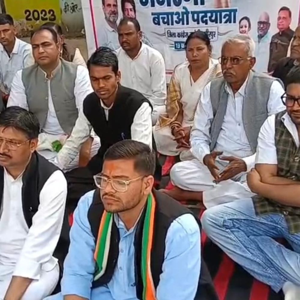 हमीरपुर में कांग्रेस कार्यकर्ताओं का धरना प्रदर्शन:लखनऊ लाठीचार्ज का विरोध, मनरेगा बहाली की मांग