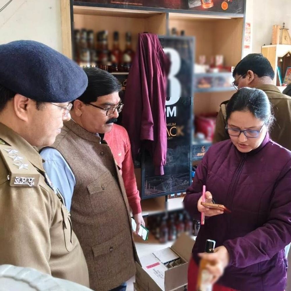 मुरादाबाद में हुई शराब की दुकानों की चेकिंग:क्षेत्राधिकारी ने ओवररेटिंग, अवैध बिक्री पर सख्त कार्रवाई की चेतावनी दी