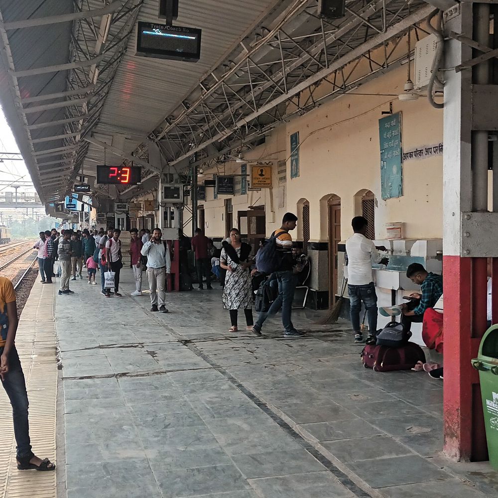 जौनपुर में वाराणसी-लखनऊ शटल को मिले दो नए ठहराव:जलालगंज और शिवपुर में रुकेगी ट्रेन, यात्रियों को मिलेगी सुविधा